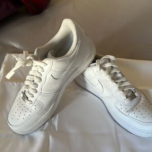 Men’s Air Force 1, size 8, excellent condition, white color.